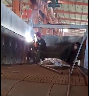 
往復(fù)爐排生物質(zhì)燃燒機(jī)生產(chǎn)過程